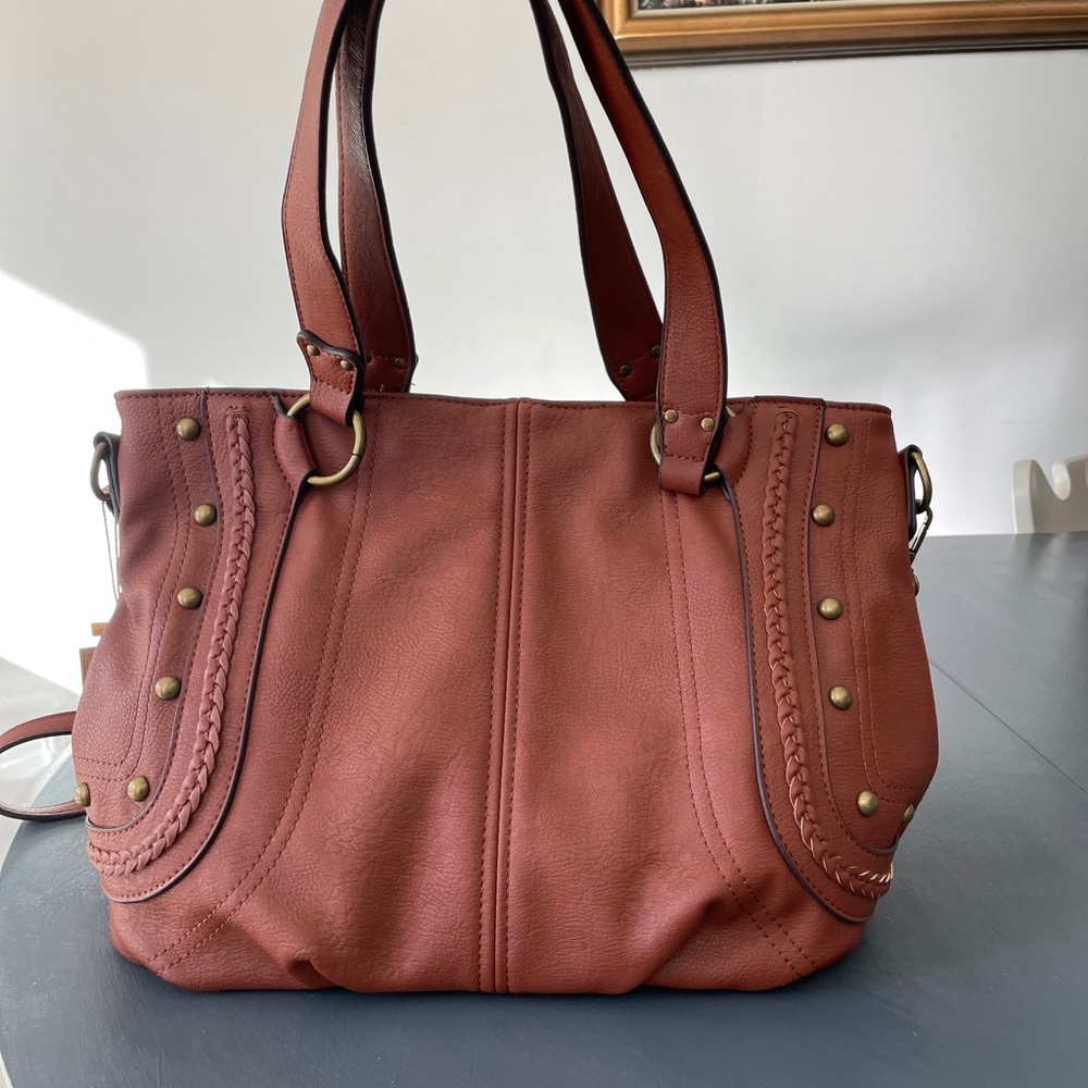 Revive Vintage Shoulder bag, zip close tag on